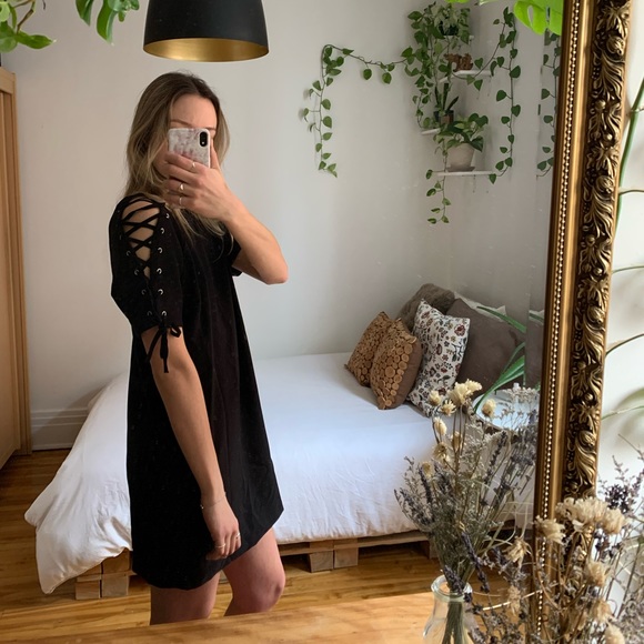 Black dress with lace-up sleeve - Picture 2 of 2